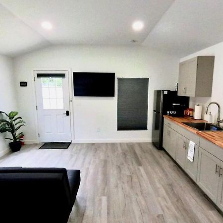 All Modern Studio With Private Entry & Parking. Brandon Kültér fotó