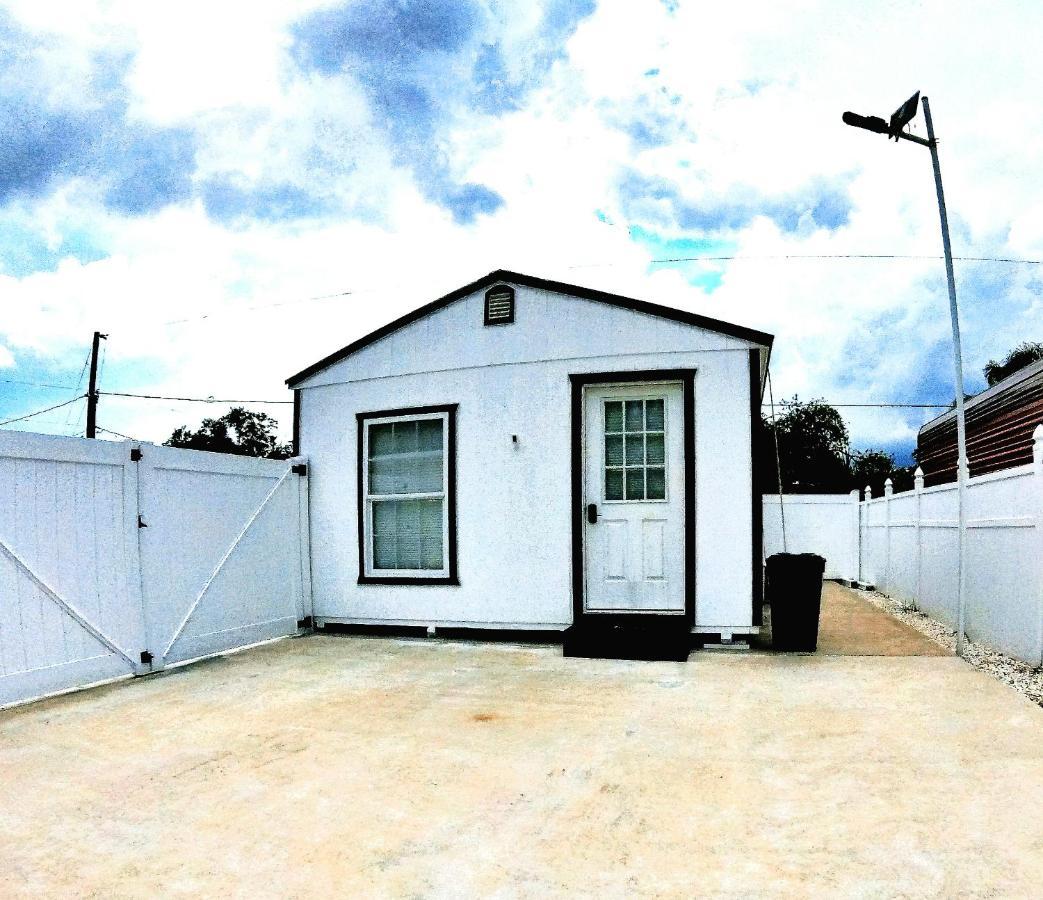 All Modern Studio With Private Entry & Parking. Brandon Kültér fotó