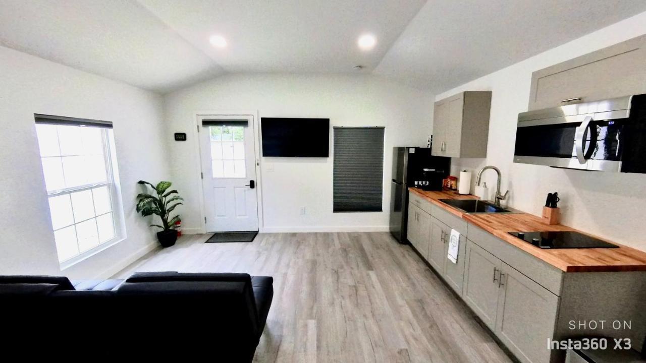 All Modern Studio With Private Entry & Parking. Brandon Kültér fotó